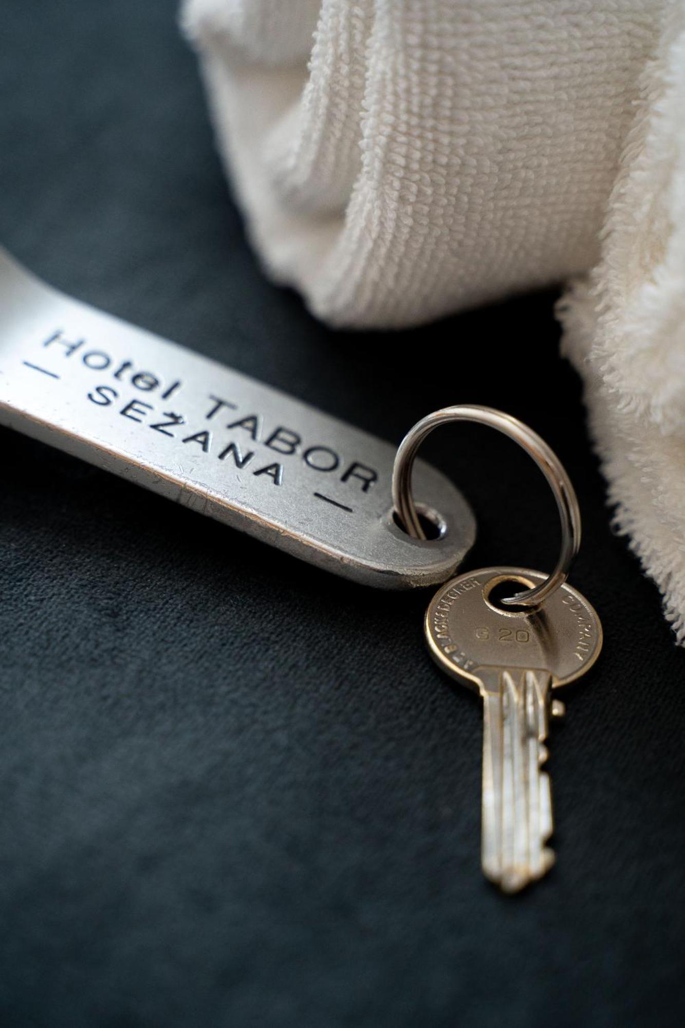 Hotel Tabor Сежана Екстериор снимка