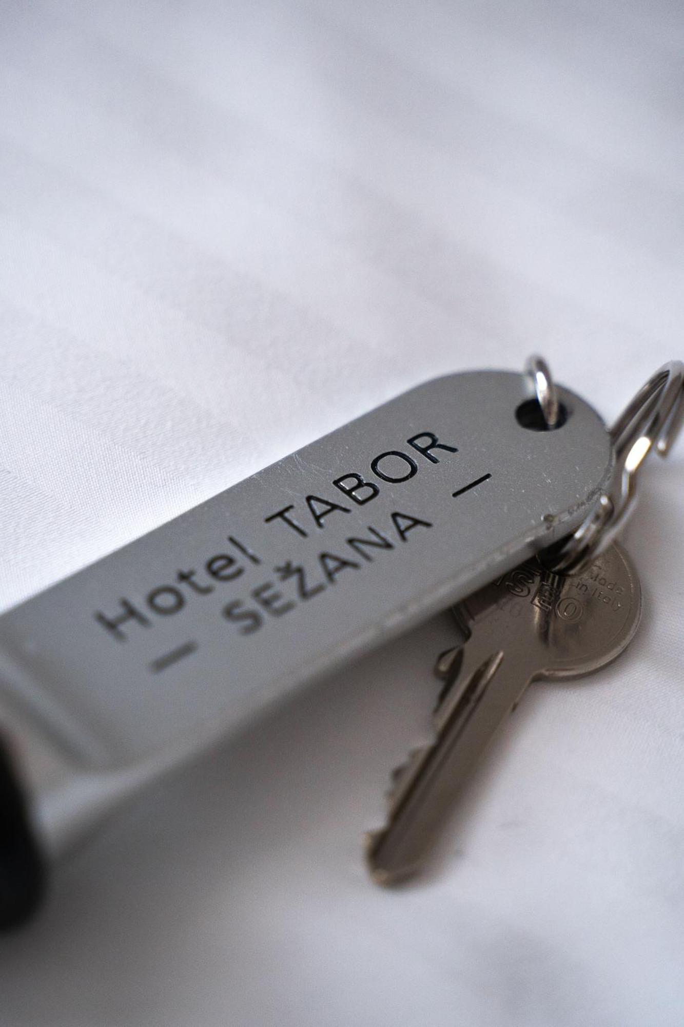 Hotel Tabor Сежана Екстериор снимка