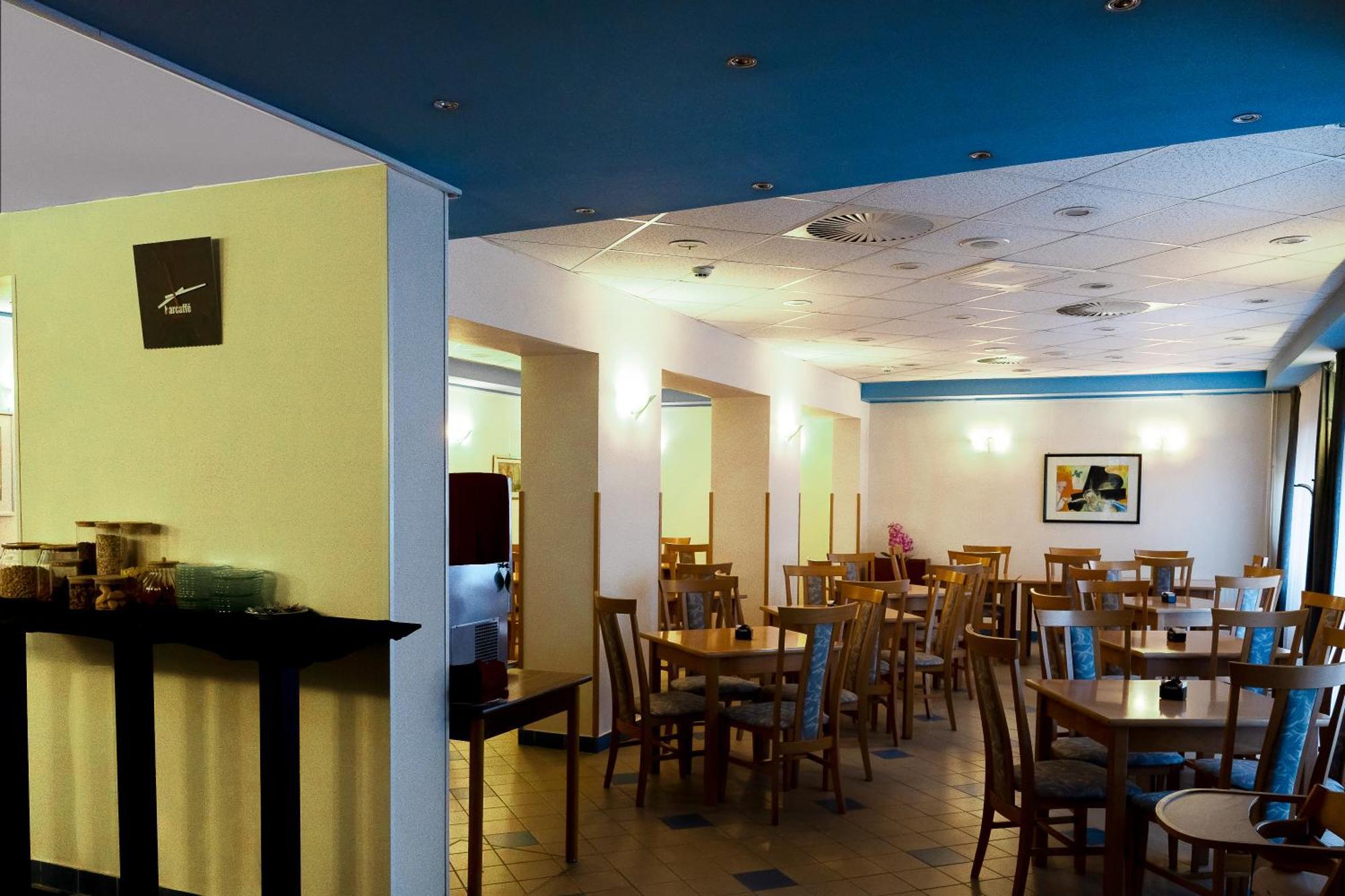 Hotel Tabor Сежана Екстериор снимка
