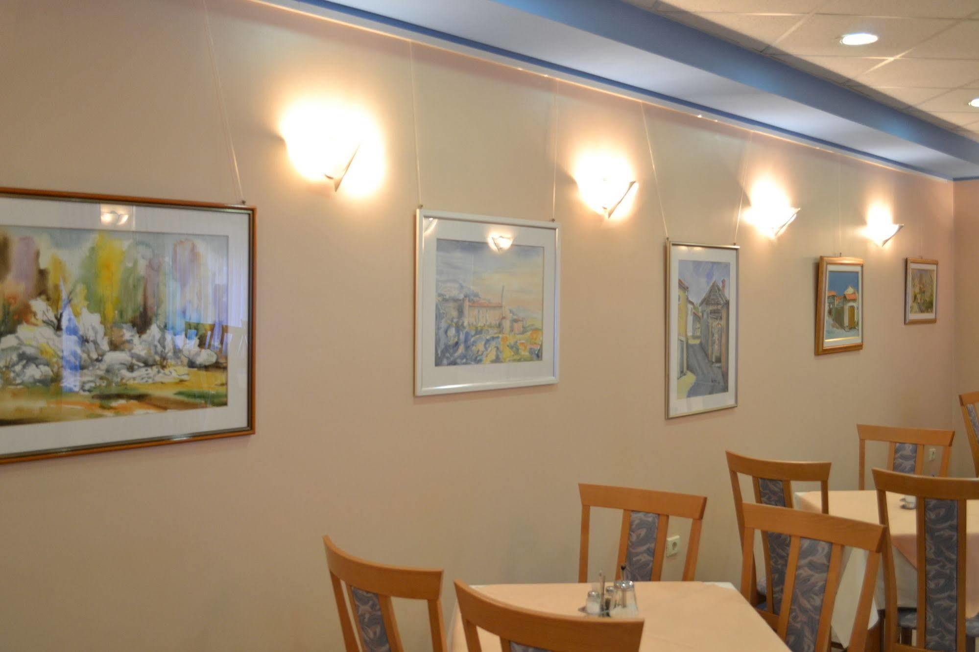 Hotel Tabor Сежана Екстериор снимка