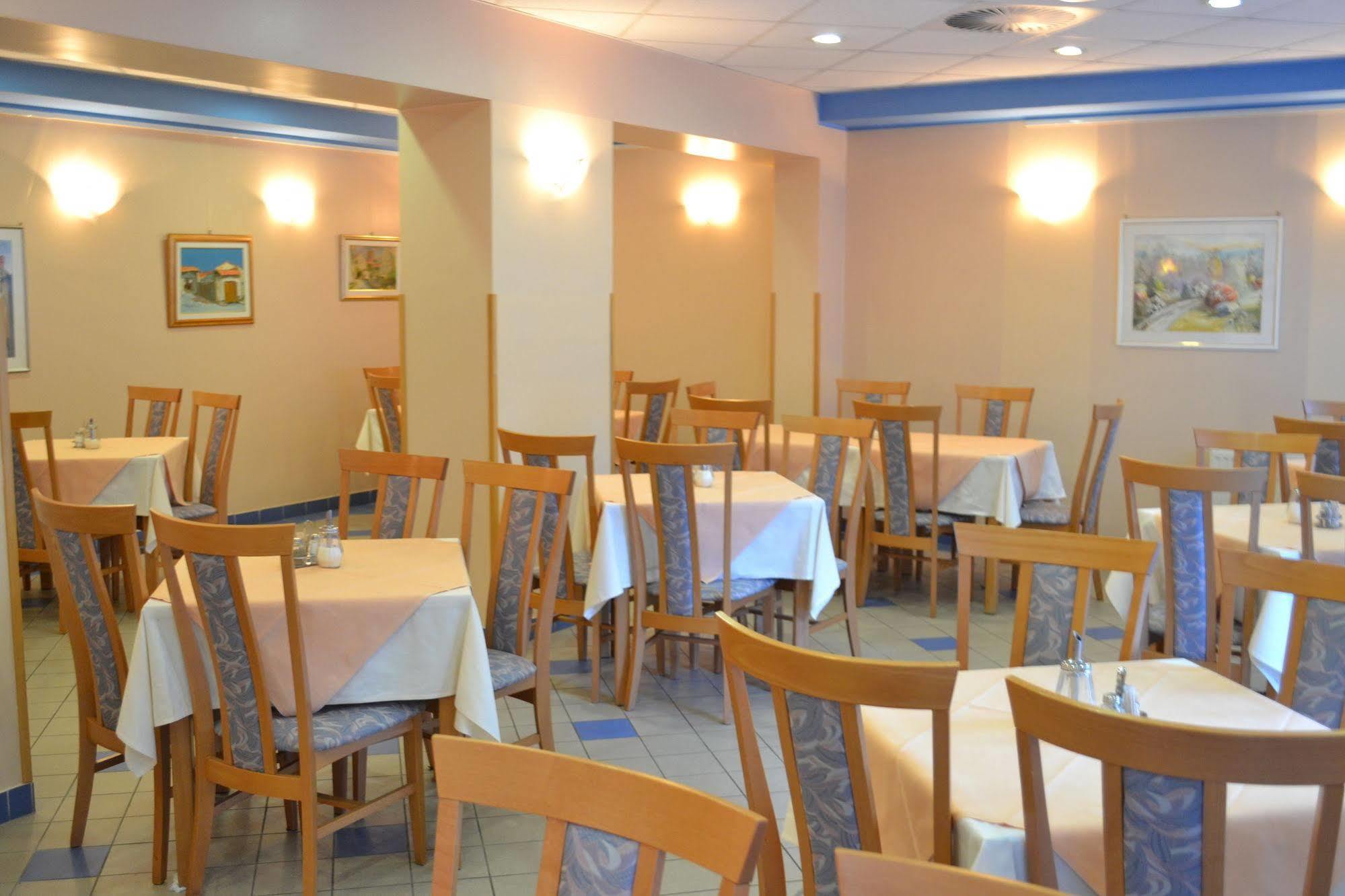 Hotel Tabor Сежана Екстериор снимка